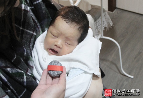 剃胎毛、滿月剃頭、嬰兒剃頭、嬰兒理髮、嬰兒剃髮、嬰兒剃胎毛、嬰兒滿月剃頭、寶寶剃頭、剃胎毛儀式、剃胎毛吉祥話、滿月剃頭儀式、滿月剃頭吉祥話、寶寶剃胎毛、寶寶滿月剃頭理髮、 新竹市剃胎毛、新竹市滿月剃頭、 新竹市嬰兒剃頭剃胎毛、新竹市嬰兒理髮、新竹市嬰兒剃髮、莊寶寶(新竹市到府嬰兒寶寶滿月剃頭理髮、免費到府嬰兒剃胎毛儀式吉祥話)。到府剃頭剃胎毛主持、專業拍照、DVD光碟、證書。★購買「臍帶章、肚臍章、胎毛筆刷印章」贈送：剃頭、收涎、抓周，三選一。2016.05.24  照片5
